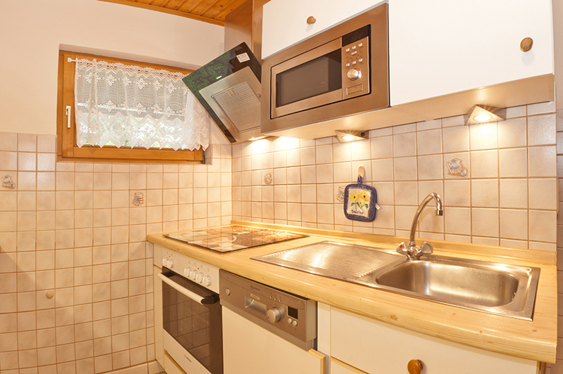Küche:Die Küche ist mit einer Mikrowelle, Backofen, Ceranfeld-Herd mit Dunstabzugshaube, Kaffeemaschine und Kühlschrank mit Gefrierfach ausgestattet